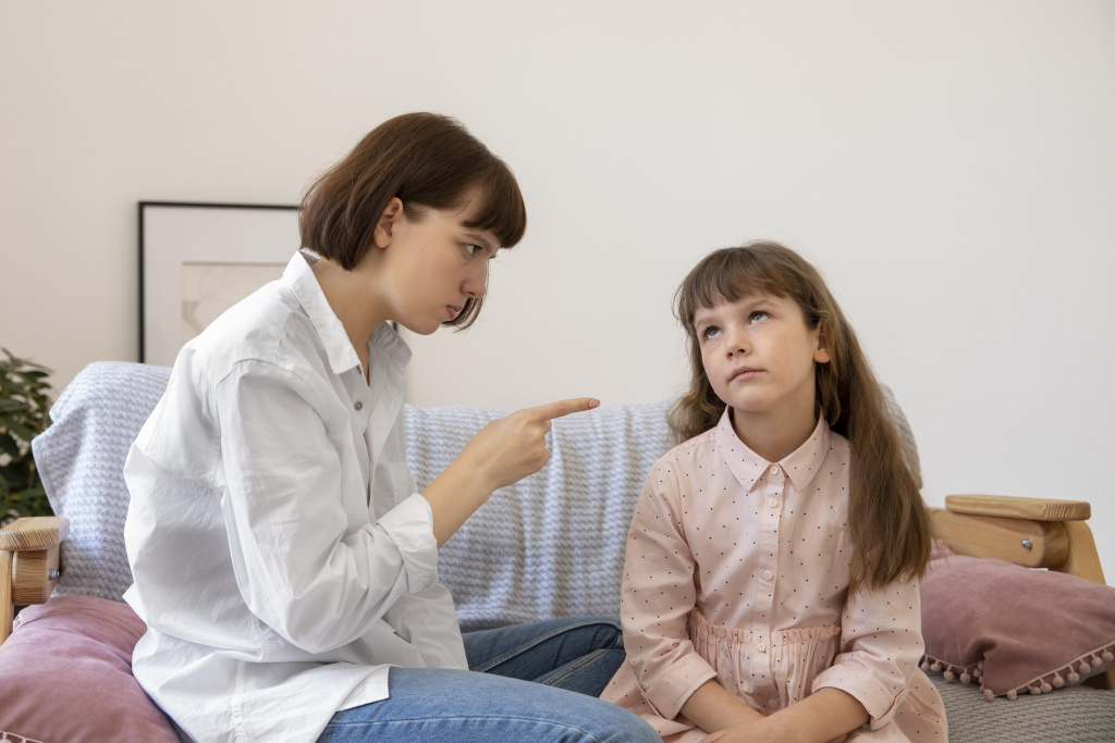 Незрелый родитель ругает ребенка